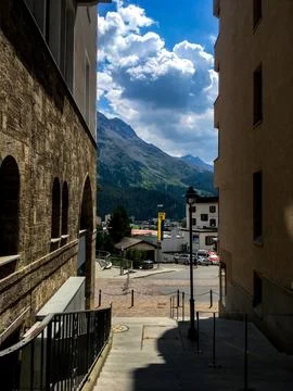 St Moritz View of Mountains between Buildings 库存照片