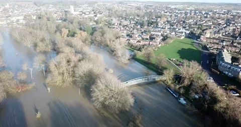 St Neots - River Ouse Burts Its Banks After Storm Bella, Coneygear bridge 4k Stockbeeldmateriaal 145820512