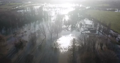 St Neots - River Ouse Burts Its Banks After Storm Bella - willow bridge Stockbeeldmateriaal 145820679