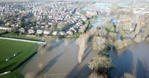 St Neots - River Ouse Burts Its Banks After Storm Bella -  Riveside Park 4K Stockbeeldmateriaal 145841677