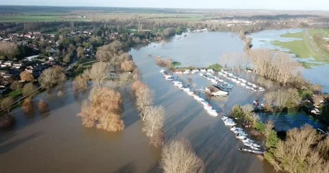 St Neots - River Ouse Burts Its Banks After Storm Bella -  Marina 4K Stockbeeldmateriaal 145842470