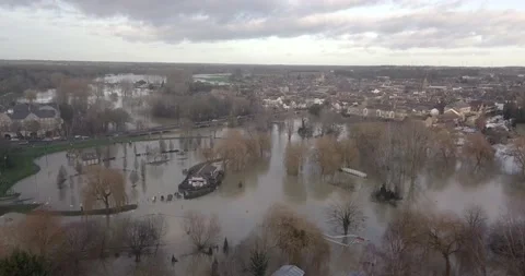 St Neots - River Ouse Burts Its Banks After Storm Bella -  Riveside Park 4K Stockbeeldmateriaal 145846047