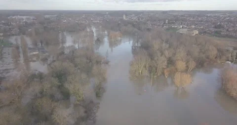 St Neots - River Ouse Burts Its Banks After Storm Bella -  Riveside Park 4K Stockbeeldmateriaal 145846343