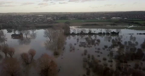 St Neots - River Ouse Burts Its Banks After Storm Bella -  Riveside Park 4K Stockbeeldmateriaal 145847113