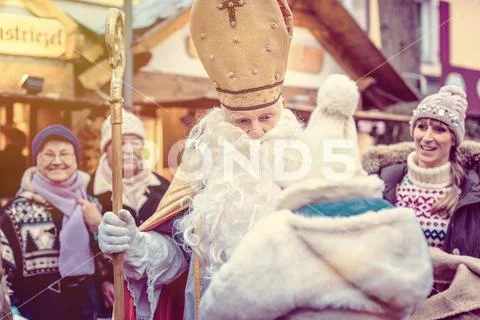 St Nikolaus and an extended family on the Christmas market Stock Photos