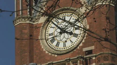 St Pancras station clock close up 스톡 동영상 37090365