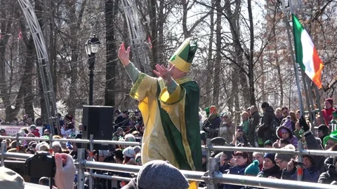 St. Patrick walking in Moscowon celebration of Patrick's day 库存影片 89854897