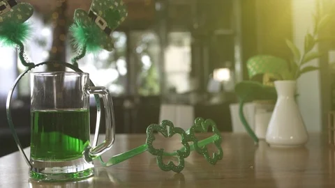 St. Patrick's day background Beer on wooden table in cafe Vídeos de archivo 111468043
