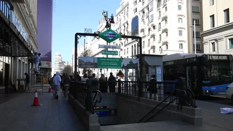 St. Patrick's Day celebrations continue in Madrid, Madrid, ES - 13 Mar 2026 스톡 동영상 330667334