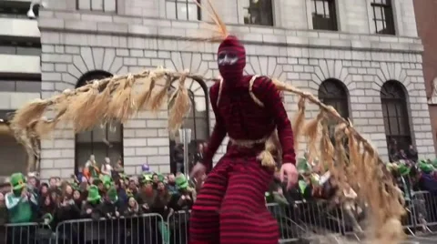 St Patricks Day Parade Dublin Tall Scarecrow 스톡 동영상 48572454