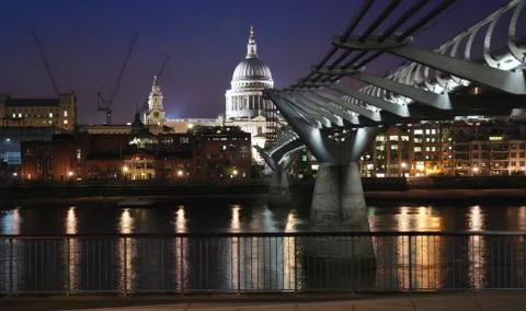 St paul cathedral and millenium bridge by night. Stock-Fotos