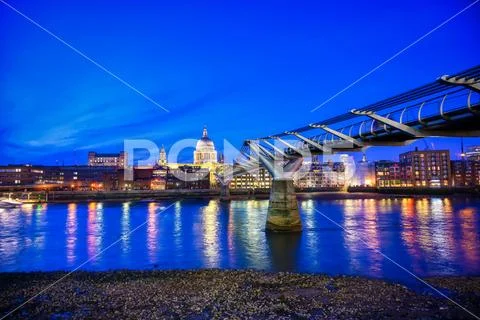 St. Paul's Cathedral across Millennium Bridge and the River Thames in London, Stock Photos