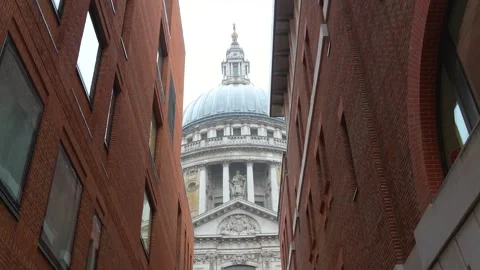 St Paul’s Cathedral Dome Between Buildings in London Alley Stock-Footage 332586200