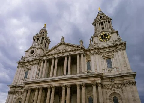 St. Paul's Cathedral Front Under Stormy Skies Foto stock