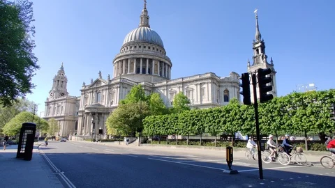 ST PAUL'S CATHEDRAL A GHOST TOWN DURING LONDON LOCKDOWN COVID-19 4K Stock Footage 129093011