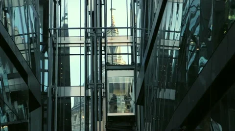 St Paul's Cathedral reflected in modern glass building (close-up) Stockbeeldmateriaal 57358318