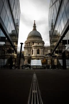 St Paul's Cathedral with reflection on either side on a gloomy and cloudy day Stock Photos