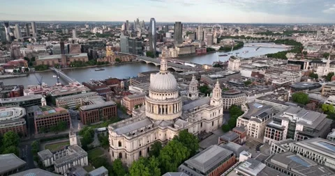 St. Paul's Cathedral, Thames river and modern high rise downtown buildings Vídeos de archivo 202128478