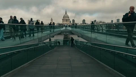 St Paul's Cathedral Time Lapse at Millennium Bridge Video. Stock Footage 288657001