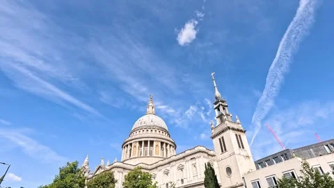 St. Paul's Cathedral Under Blue Skies Vídeos de archivo 303944117