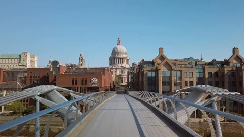 St. Pauls framed in empty Millenium Bridge no people Vidéo 129442790