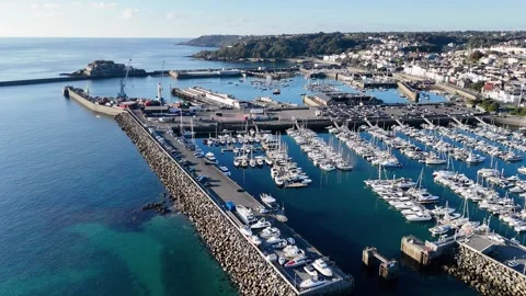 St Peter Port Guernsey backwards drone flight over QEII Marina and Salerie car Vidéo 332812766