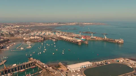 St Peter Port Guernsey.Forward drone flight over fisherman’s docks and model Vídeos de archivo 334725617