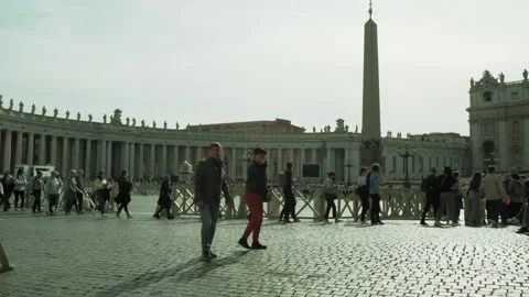 St. Peter Square (Piazza San Pietro) and Papal Basilica in Vatican Vidéo 182457741