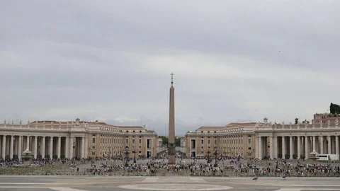 St. Peter's Square in front of St. Peter's Basilica in the Vatican City, Rome 스톡 동영상 78207810