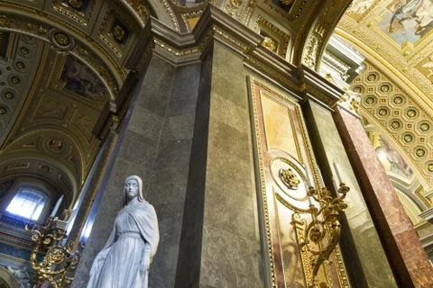 St. Stephen's Basilica interior with statue Foto stock