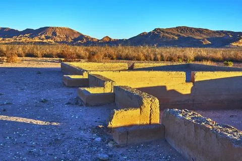 St Thomas Ghost Town Ruins in Golden Hour Light with Nevada Desert Mountains Foto stock