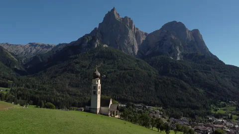 St Valentin Chapel, or San Valentino in Kastelruth and Sciliar Mountain Video stock 208180238