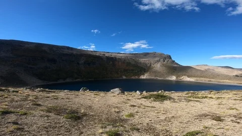 Stabilized camera movement going forward to a lagoon in Batea Mahuida Vidéo 91562389