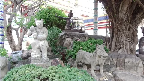 Stabilizer shot of Wat Pho statues Stock Footage 129937651