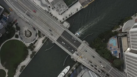 Stable Overhead Shot of Bridge in Miami with Boats Passing Underneath Vidéo 100694294