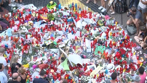 Stablishing Barcelona attack 2017 memorial Vídeo Stock 93423156