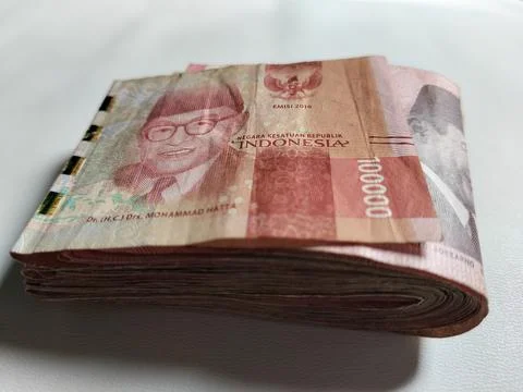 Stack of 100,000 Indonesian rupiah banknotes, close-up view of cash, money pile  스톡 사진