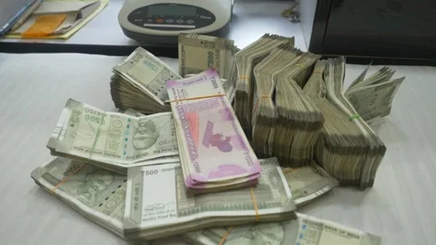 Stack of 2000 and 500 Rupee banknotes, India 스톡 동영상 250525012