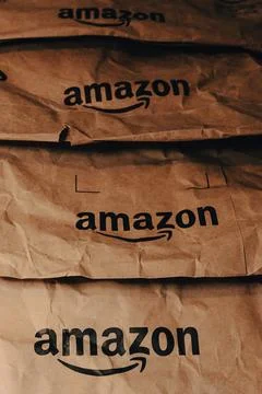 Stack of 3 brown paper bags with the Amazon logo. Foto stock