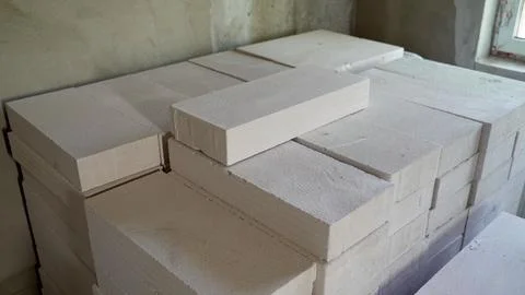 Stack of aerated concrete blocks awaiting use in construction. White aerated 스톡 사진