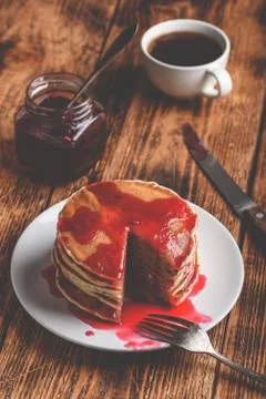 Stack of american pancakes with red berry jam Foto stock