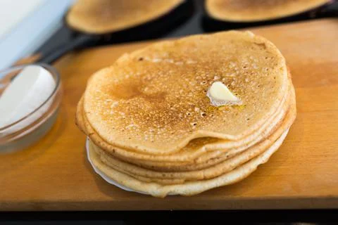 Stack of appetizing flour pancakes in the kitchen during cooking Foto stock