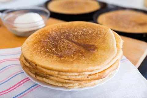 Stack of appetizing flour pancakes in the kitchen during cooking Foto stock