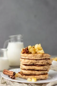 Stack of apple pancakes with caramelized apples and spices (anise and cinnamon). Foto stock