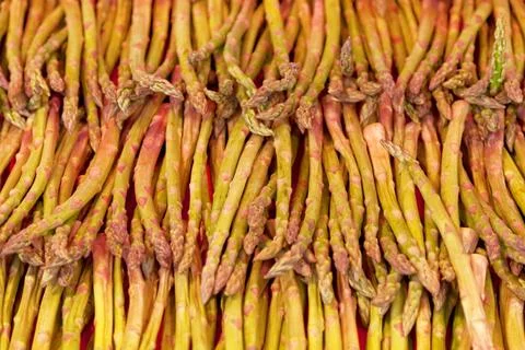 Stack of asparagus on a market stall Foto stock