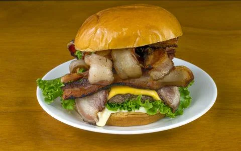 An stack bacon cheese burger Foto stock