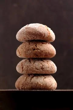 Stack of baked ginger snap cookies with crispy crust  Foto stock