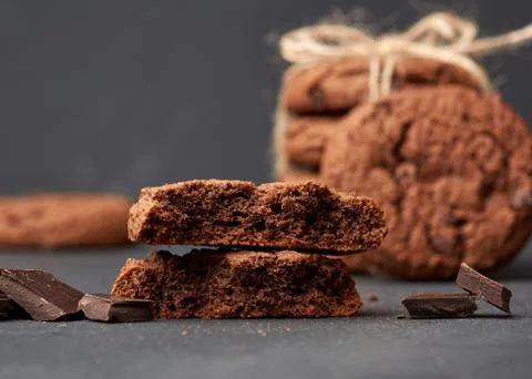 Stack of baked round chocolate chip cookies and pieces of chocolate Stock-Fotos
