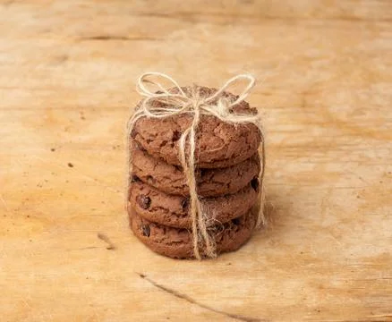 Stack of baked round chocolate chip cookies on a wooden background Stock-Fotos