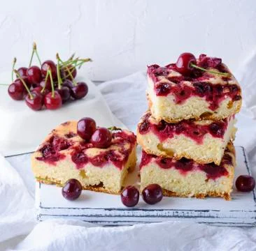 Stack of baked square pieces of cherry pie Foto stock
